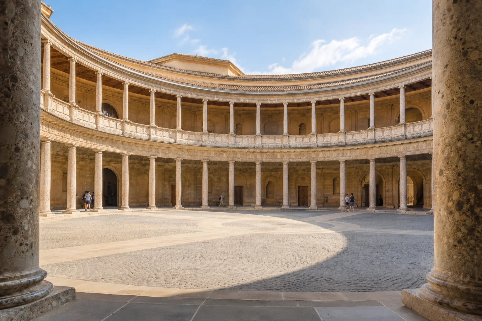 Illustration générée par IA : cour circulaire à colonnades évoquant le patrimoine de Grenade
