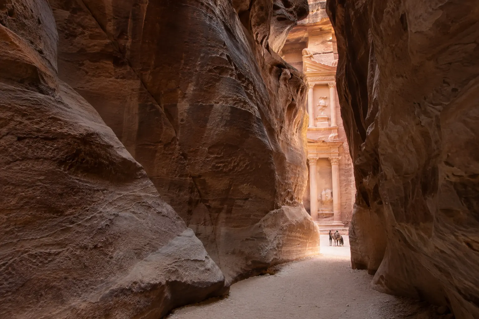 Illustration pour Jordanie : défilé de grès laissant apparaître une façade monumentale sculptée