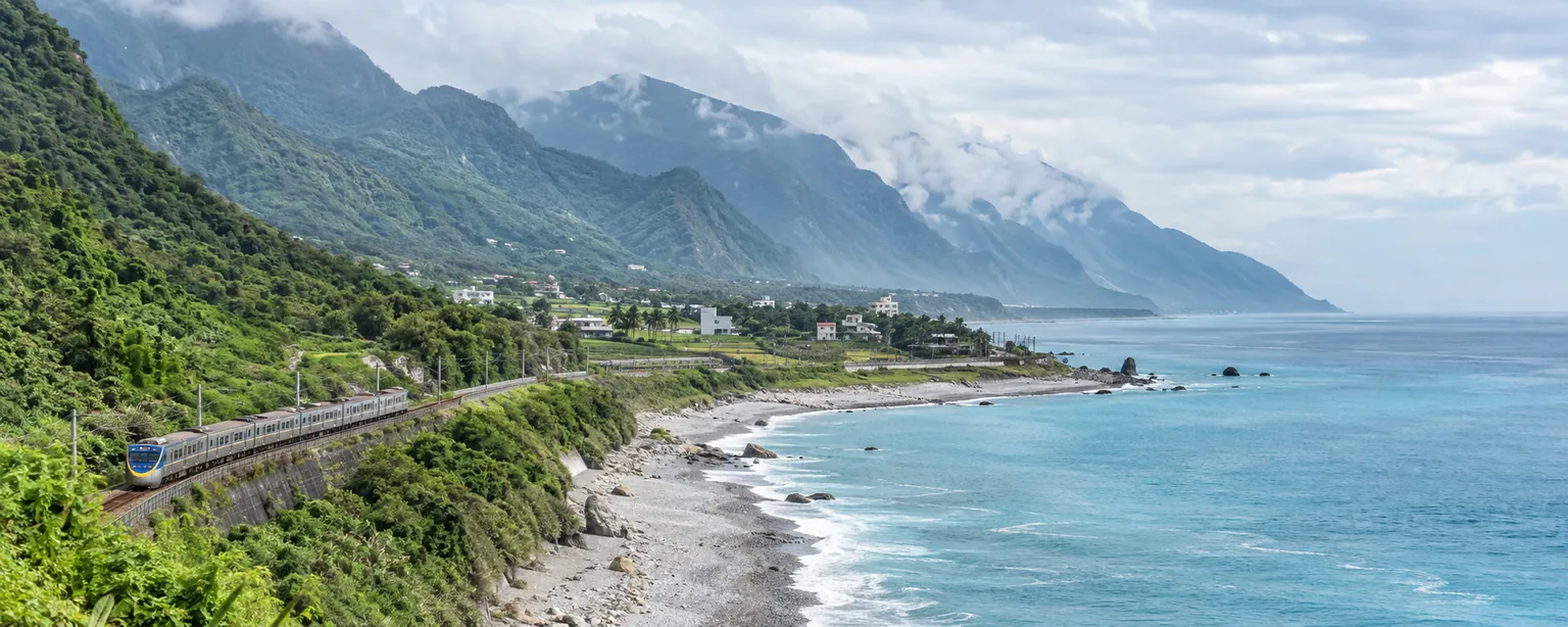 Illustration pour Est de Taïwan : côte montagneuse, plage de galets et océan turquoise