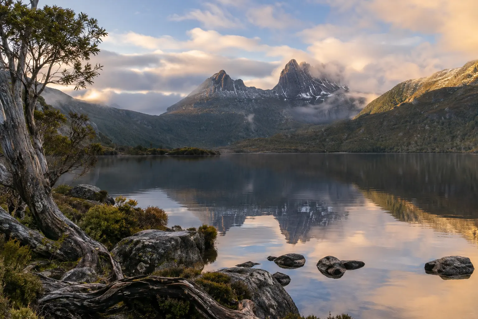 Illustration pour Tasmanie : lac et montagnes escarpées, avec des rochers sur la rive